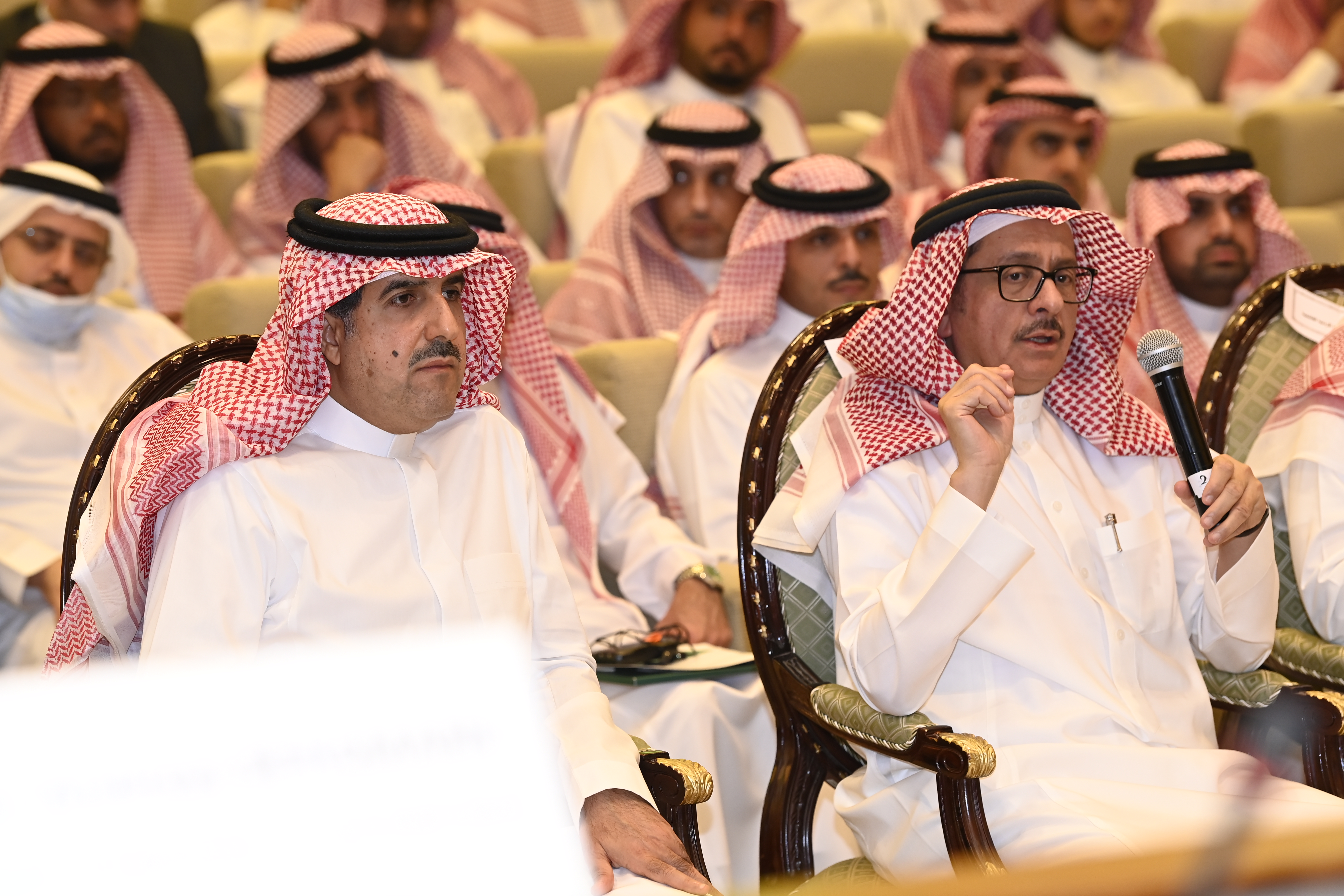 عبدالعزيز الفريح و  حسام عبدالمحسن العنقري خلال الندوة السنوية للديوان العام للمحاسبة