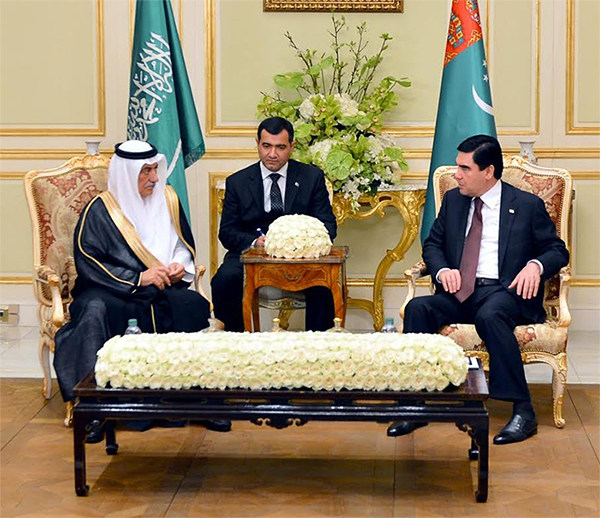 صورة الرئيس التركماني يلتقي وزير المالية.jpg